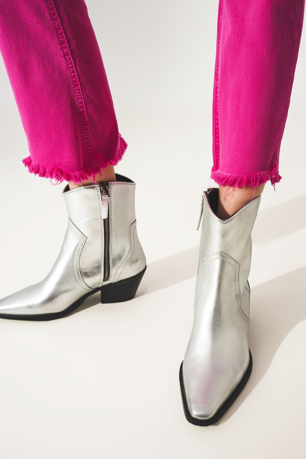 Flare jeans with raw hem edge in fuchsia