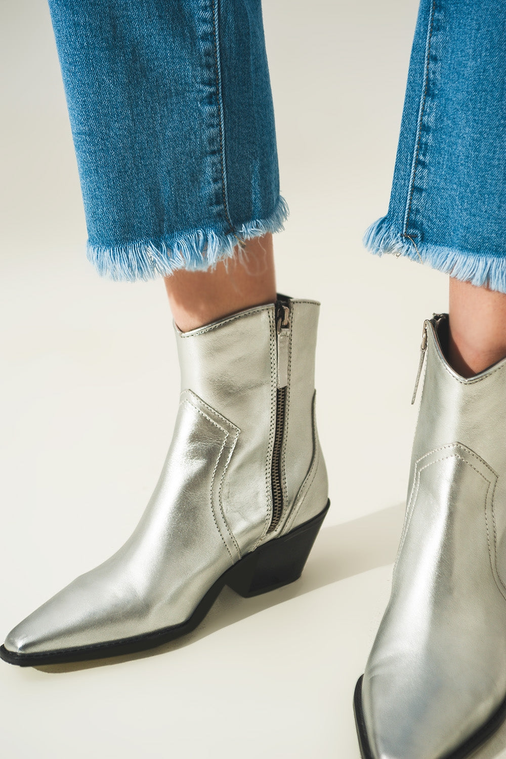 Ripped embellished jeans in lightwash