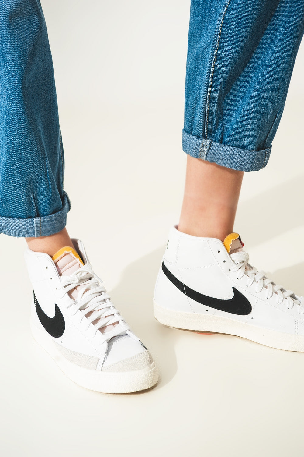 Straight leg jeans with darts at the waist in medium blue