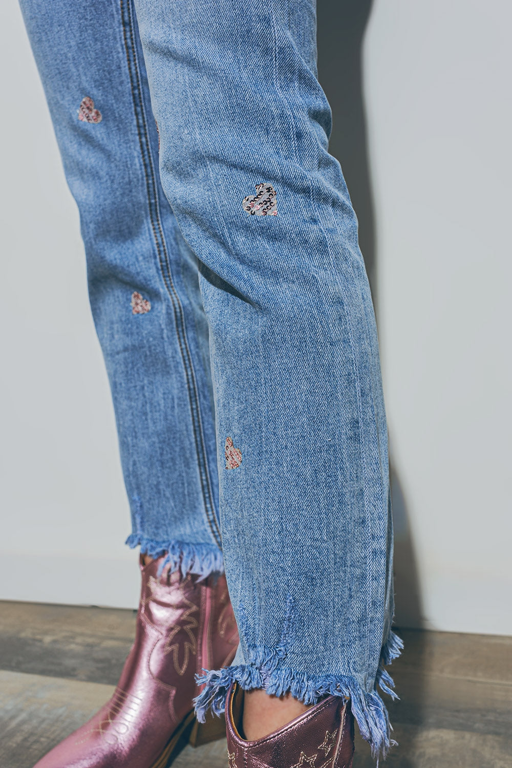 Heart Embellished Jeans with teared hem in Med Wash