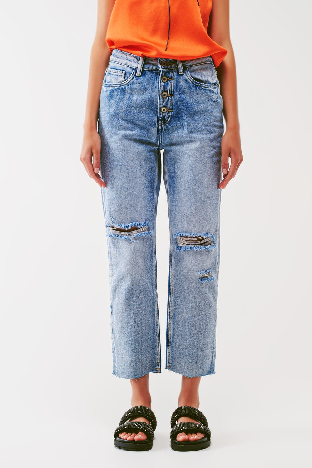 Sraight-leg jeans with exposed buttons and ripped knees in light wash