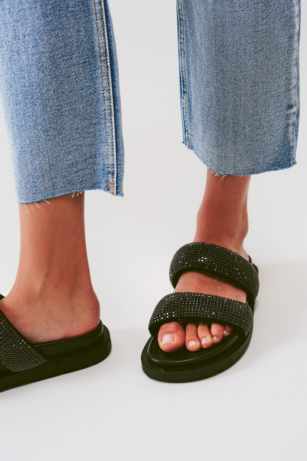 Sraight-leg jeans with exposed buttons and ripped knees in light wash