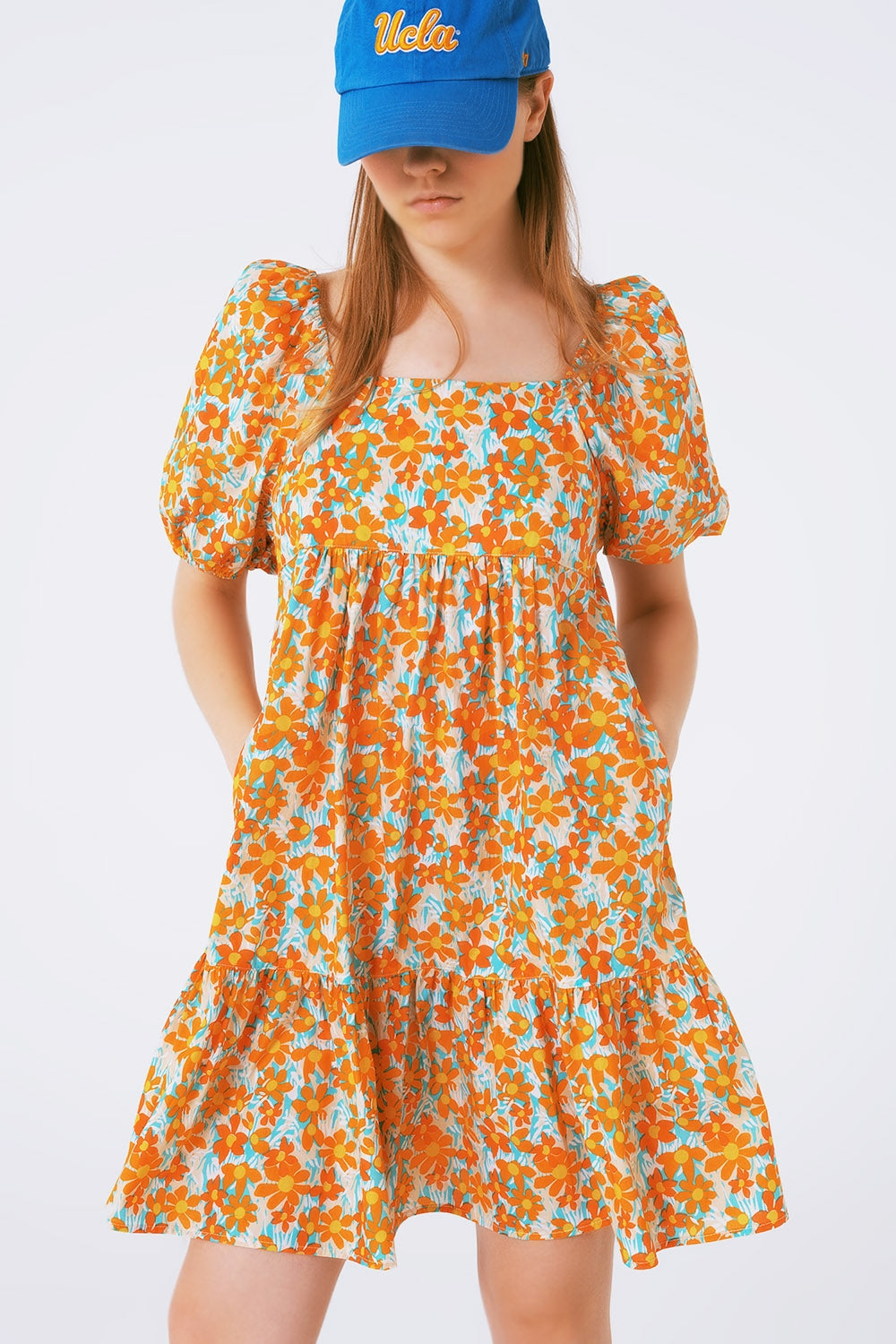 Vestido corto amplio estampado de flores y mangas abullonadas