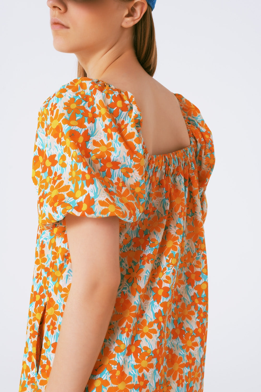 Vestido corto amplio estampado de flores y mangas abullonadas