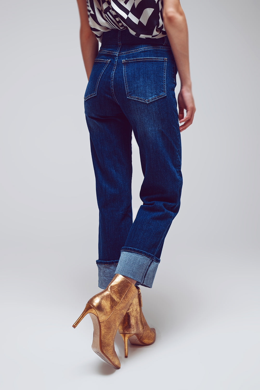 UNIKCOSA Straight Jeans with Folded Hem in Mid Blue Wash