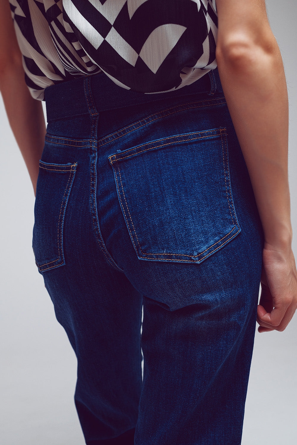 UNIKCOSA Straight Jeans with Folded Hem in Mid Blue Wash