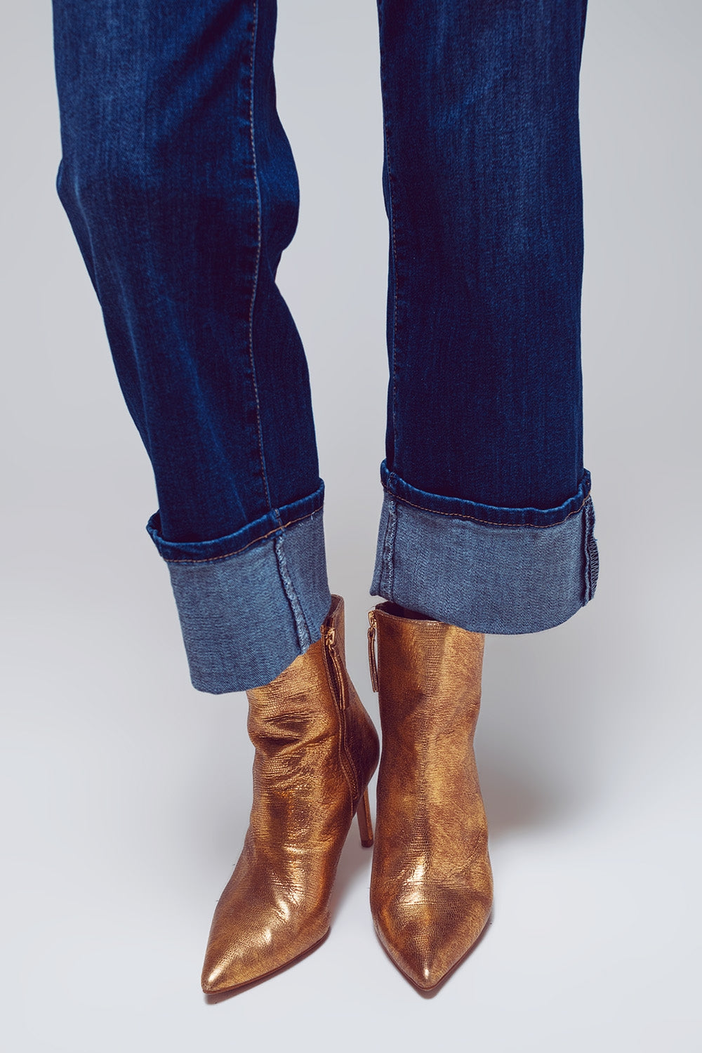 UNIKCOSA Straight Jeans with Folded Hem in Mid Blue Wash