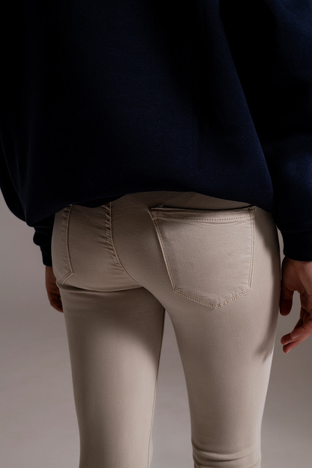 Beige ankle jeans with soft wrinkles
