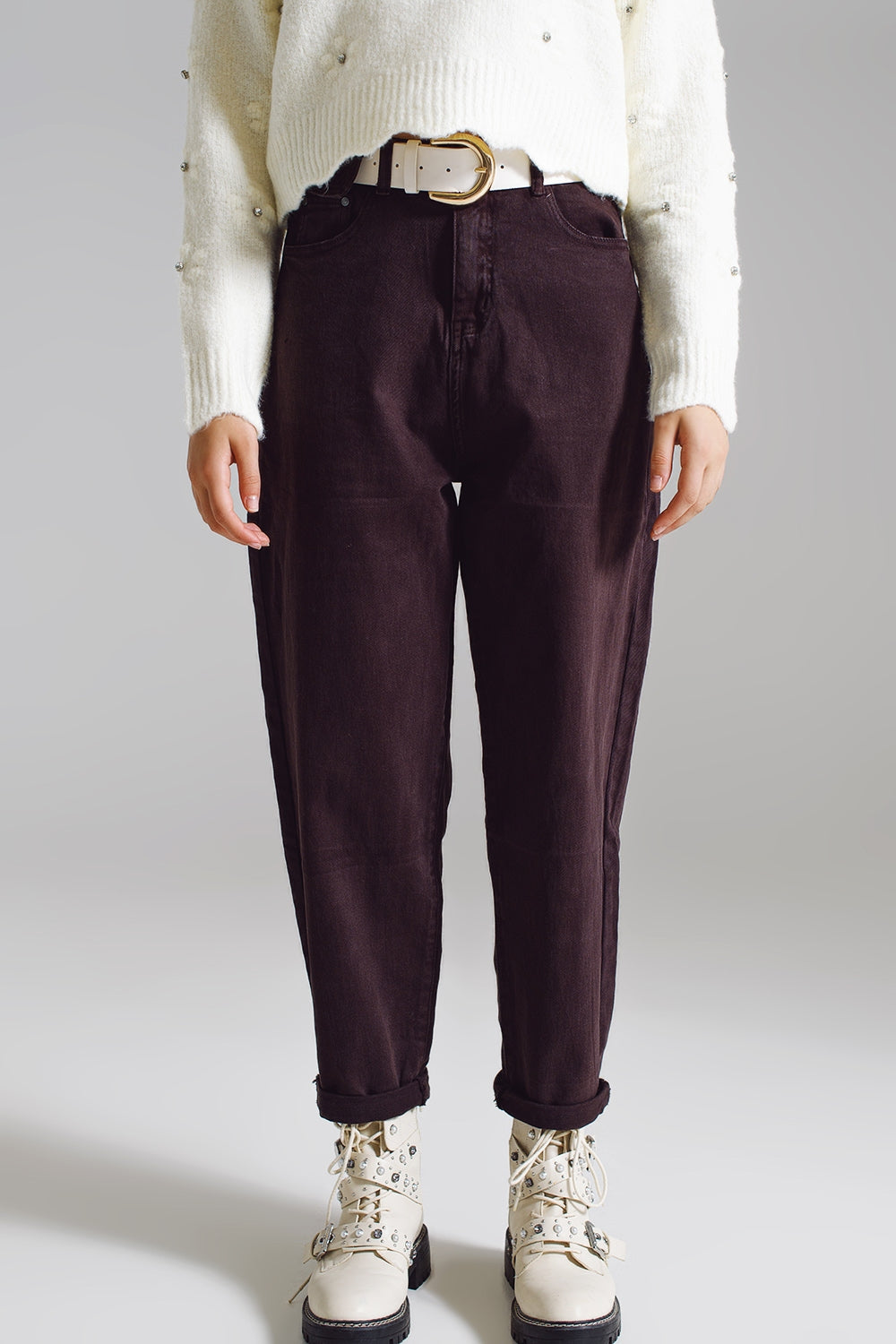 Brown relaxed pants with pocket detail at the waist