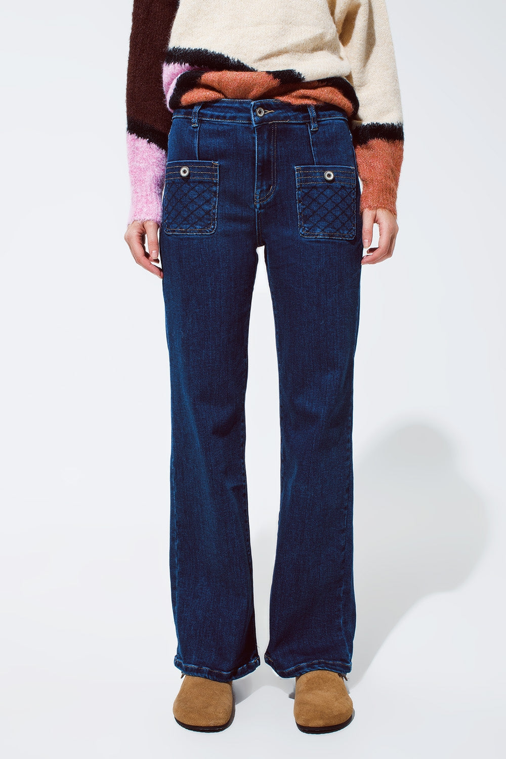 Blue jeans with buttoned pocket details in dark wash