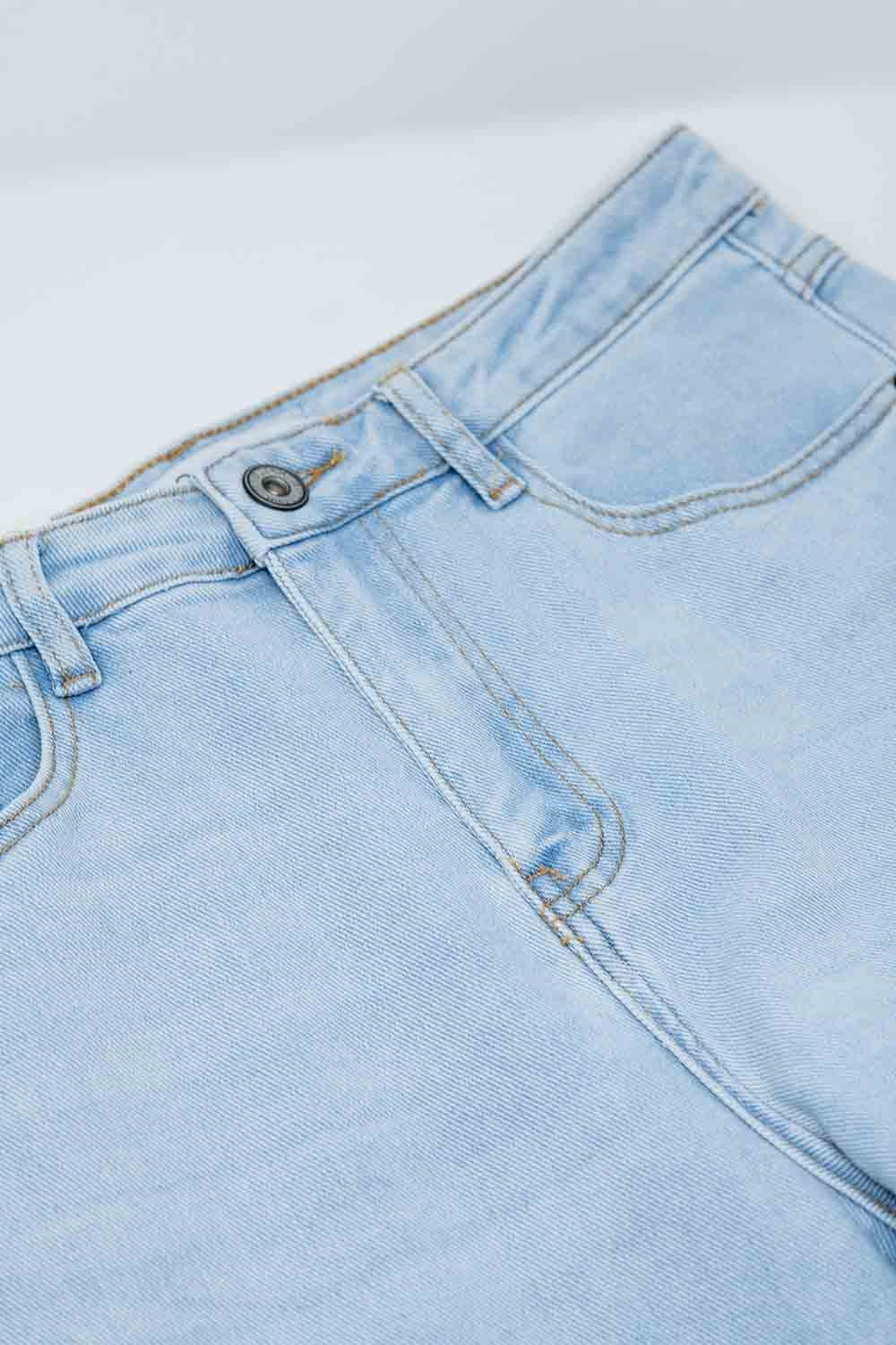 Straight light blue jean with hem and five pockets