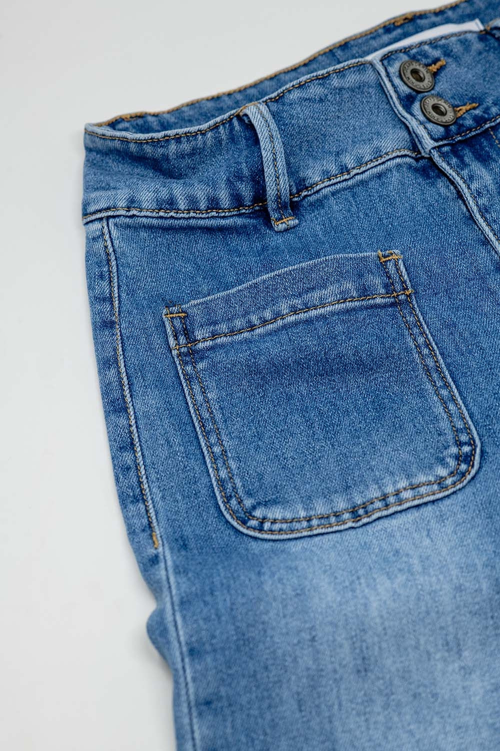 Jeans wide legs with front closure with metalic buttons and front pockets