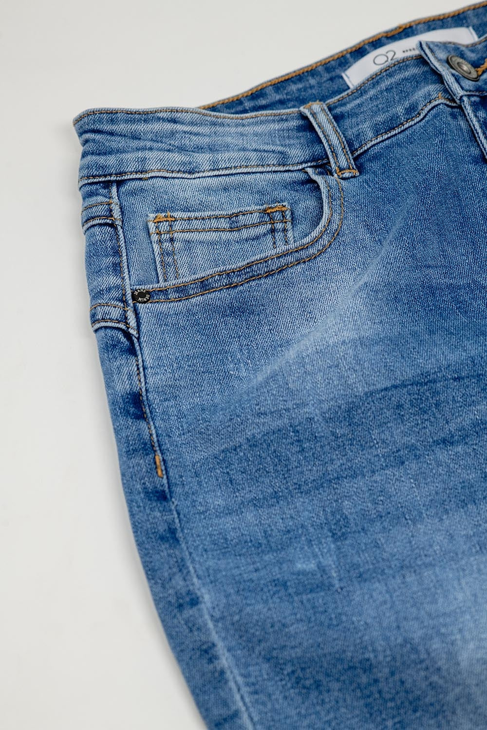 Washed effect push-up jeans with five pockets and hem