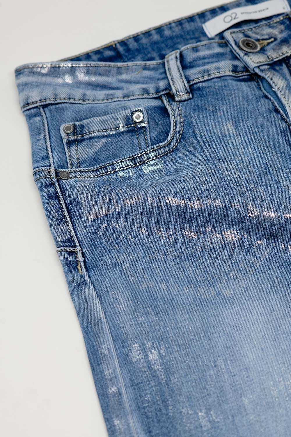 High-waisted jeans with five pockets with silver powder-coated effect