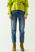 Basic straight jeans with five pockets and frontal metalic button closure