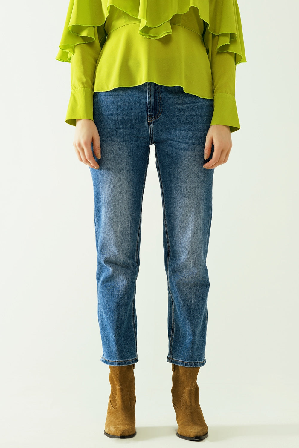 Basic straight jeans with five pockets and frontal metalic button closure