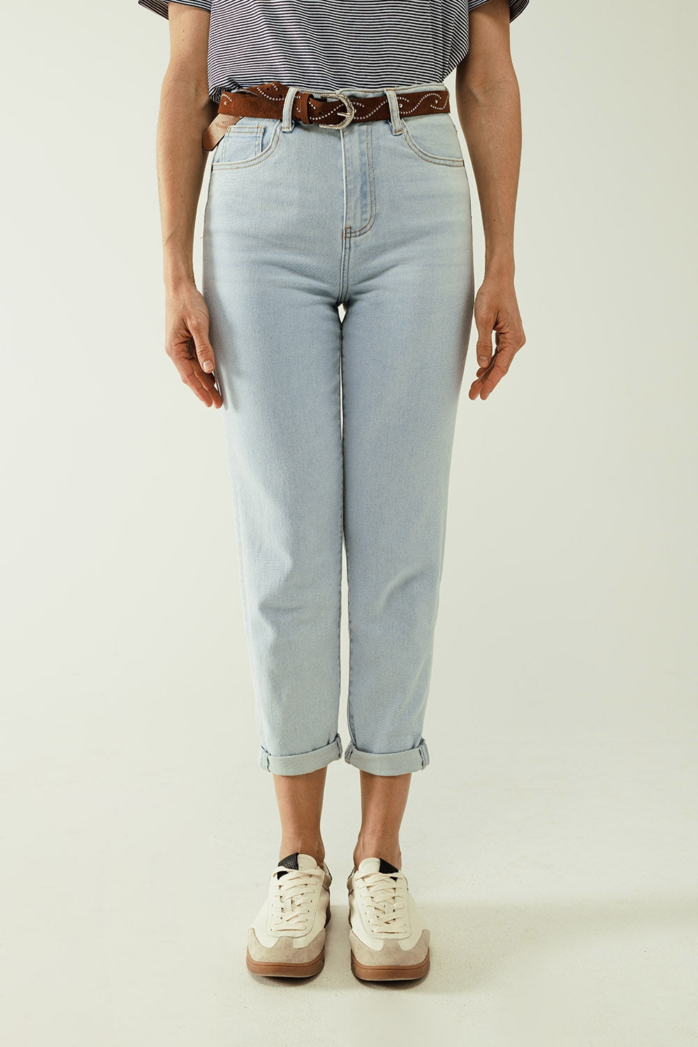Straight light blue jean with hem and five pockets