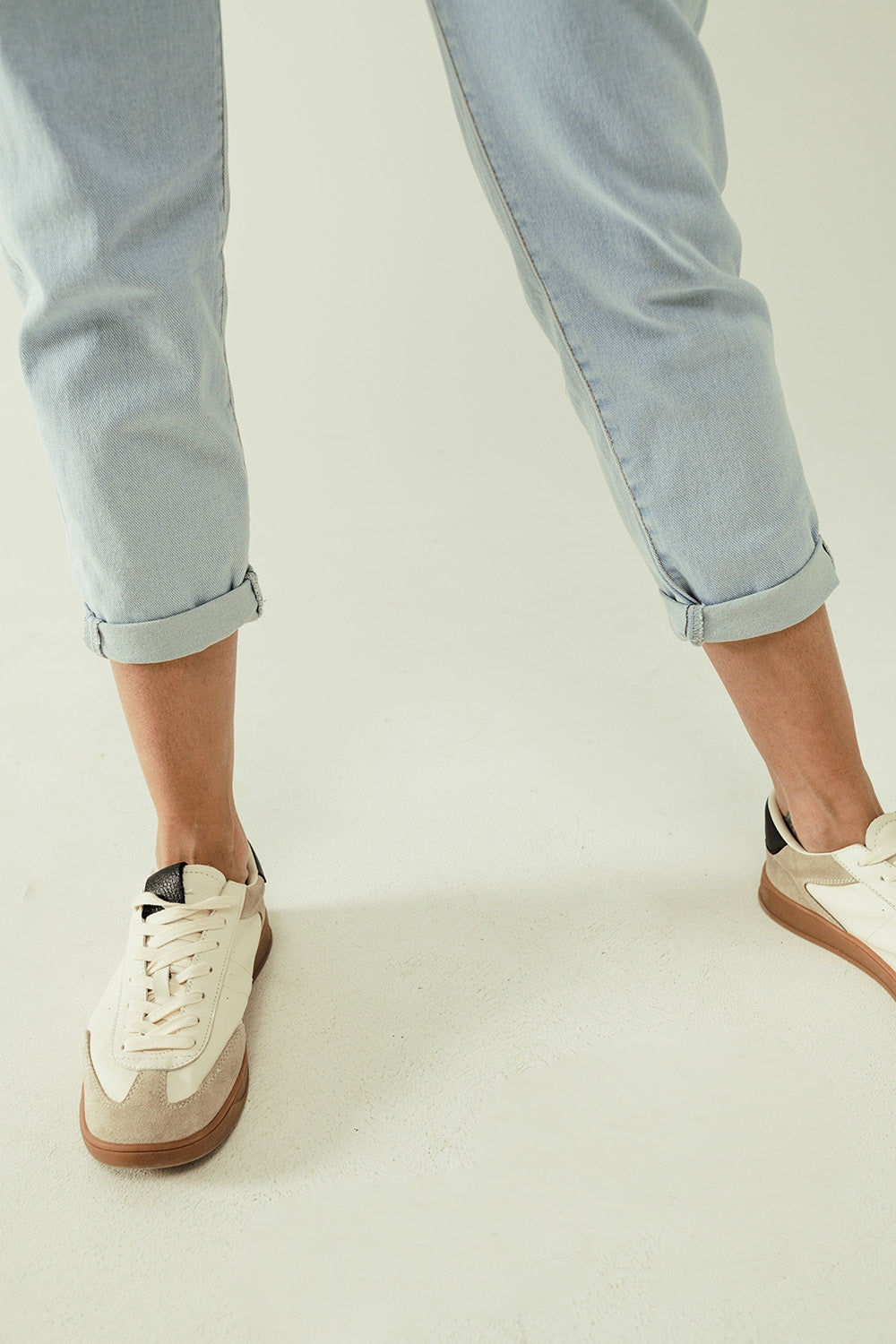 Straight light blue jean with hem and five pockets