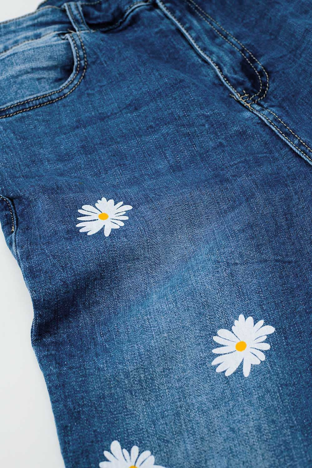 Skinny Jeans With Printed White Daisys In Mid Wash