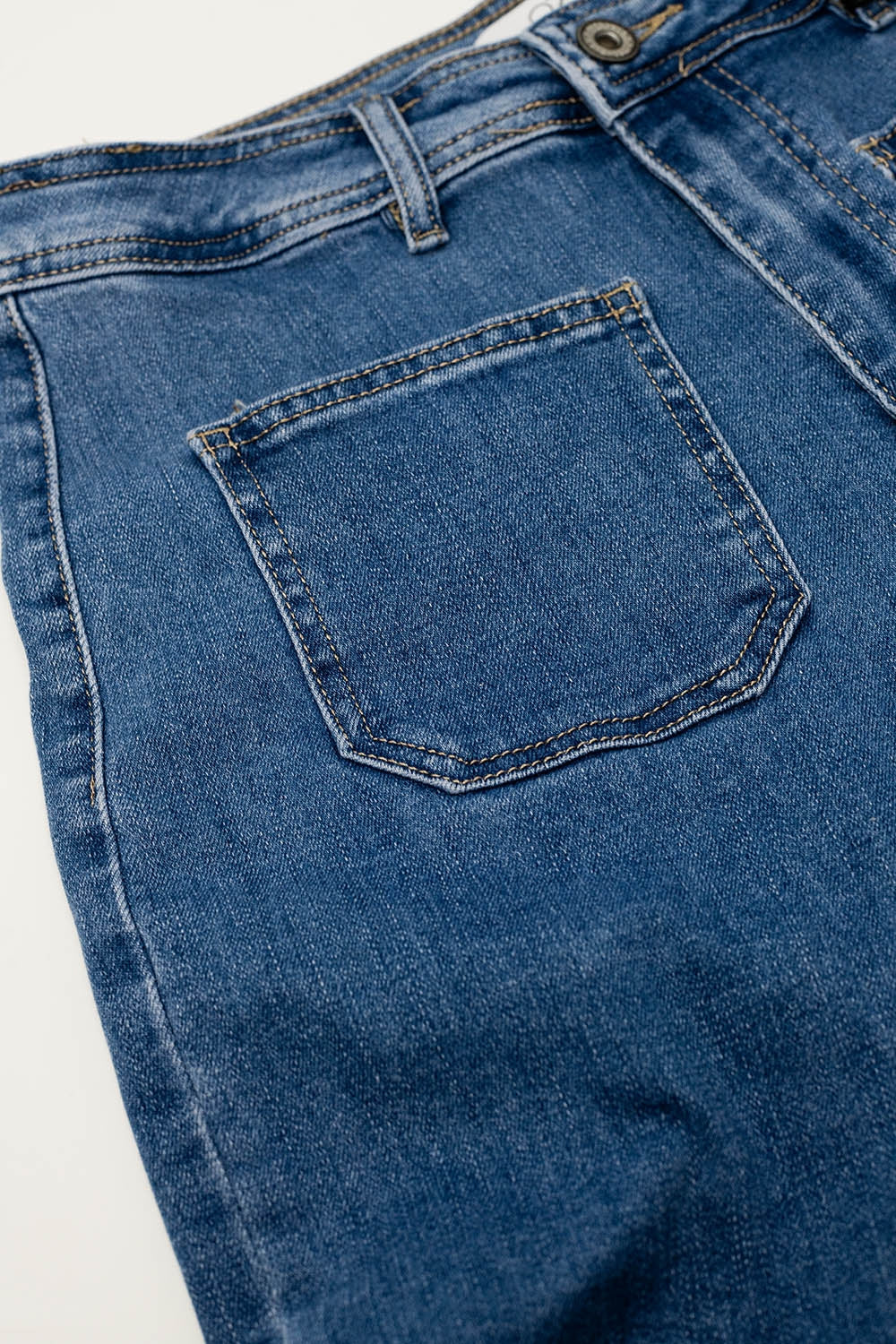 Straight Leg Jeans With Front Pockets Detail in Mid Wash