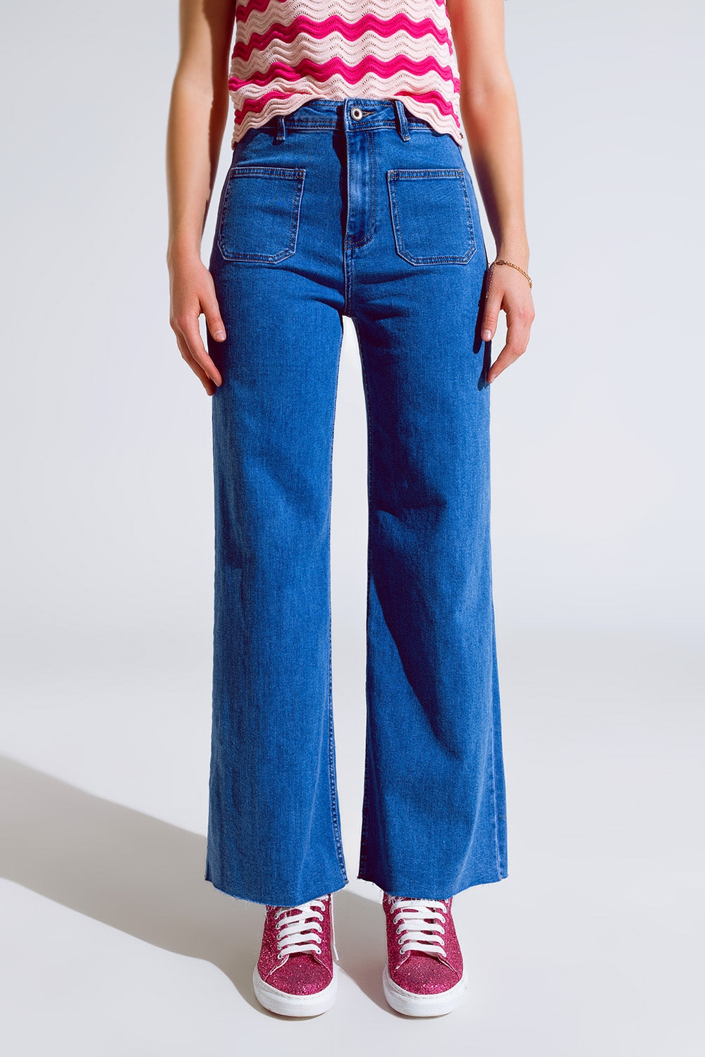 Straight Leg Jeans With Front Pockets Detail in Mid Wash