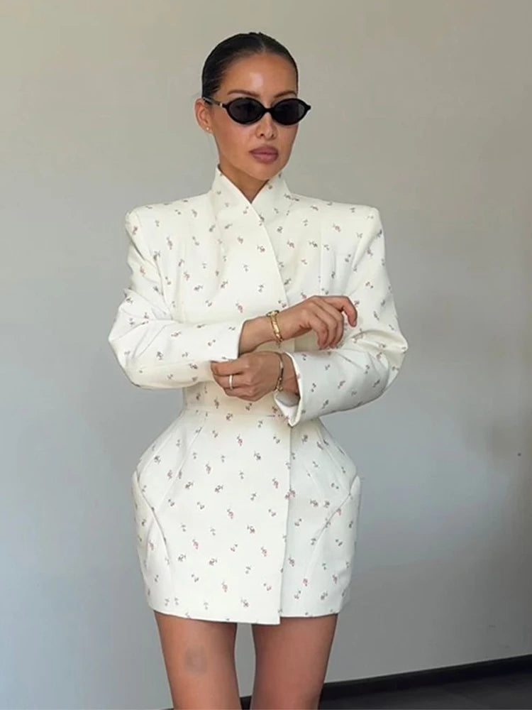 UNIKCOSA’s 2025 White Floral Blazer — Waist-Cinching Shoulder Pad Jacket