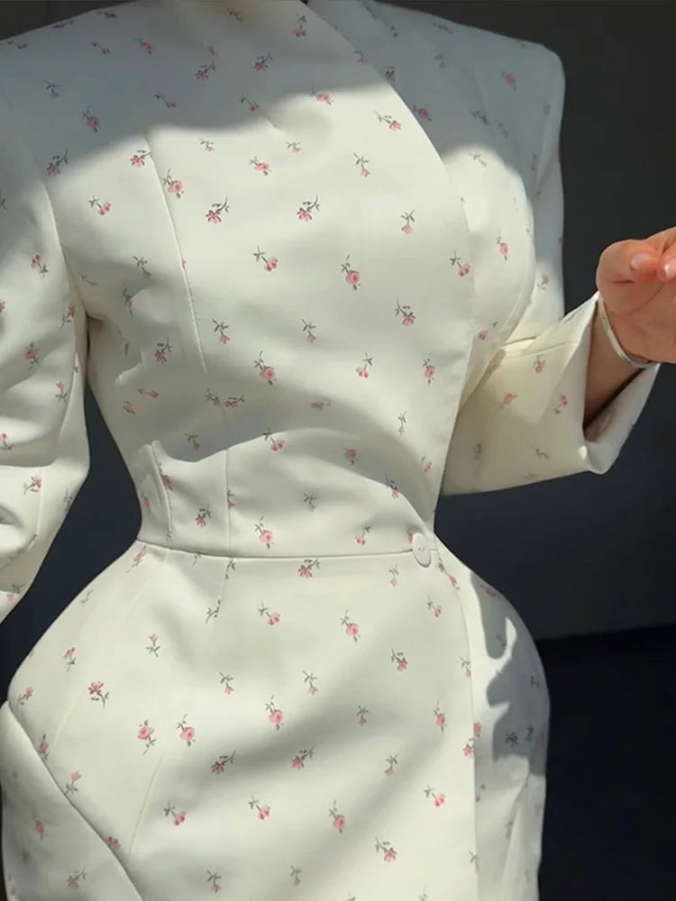 UNIKCOSA’s 2025 White Floral Blazer — Waist-Cinching Shoulder Pad Jacket