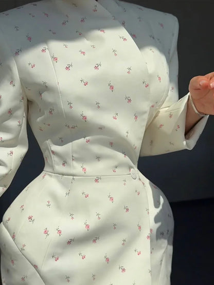 UNIKCOSA’s 2025 White Floral Blazer — Waist-Cinching Shoulder Pad Jacket