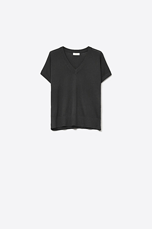 Q2 Black short-sleeve knit top with V-neck
