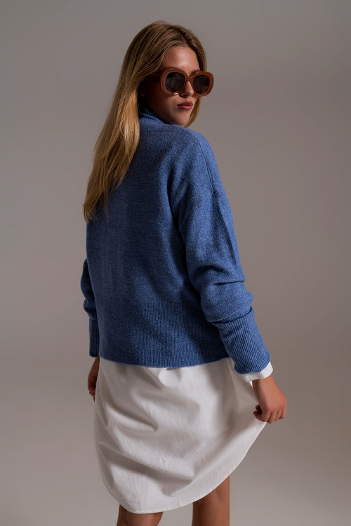Blue turtleneck sweater in a soft knitted fabric