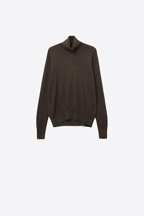Q2 Brown-colored turtleneck sweater in fine merino wool knit