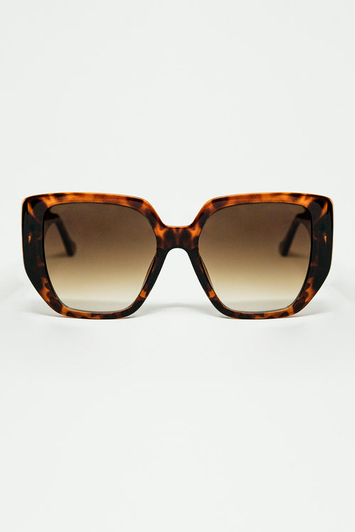 Q2 Brown pin-up style sunglasses with geometric design and cat eyes