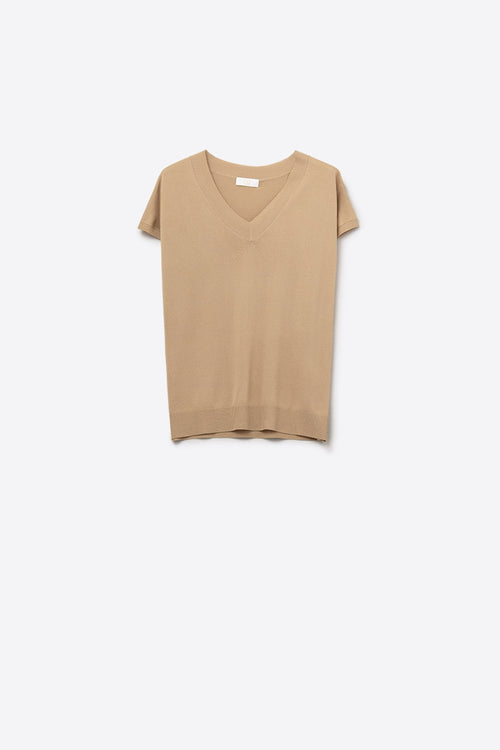 Q2 Camel lightweight knit V-neck sweater with short sleeves