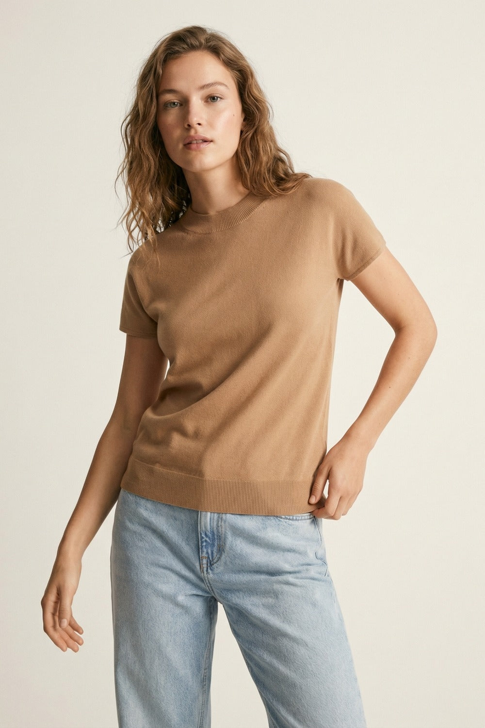 Camel turtleneck sweater with fitted short sleeves