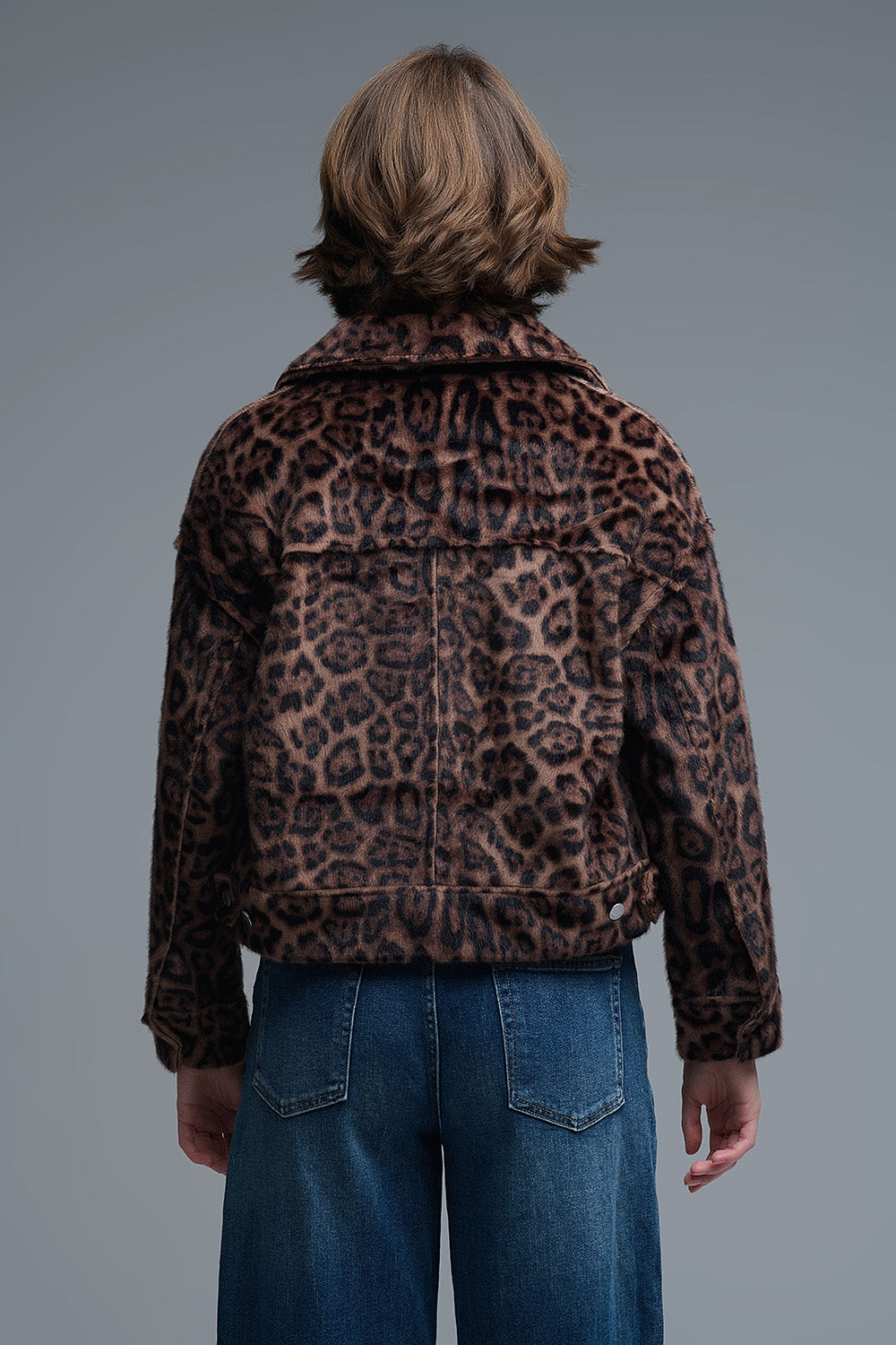 Cropped button-up faux fuzzy jacket in bold leopard print
