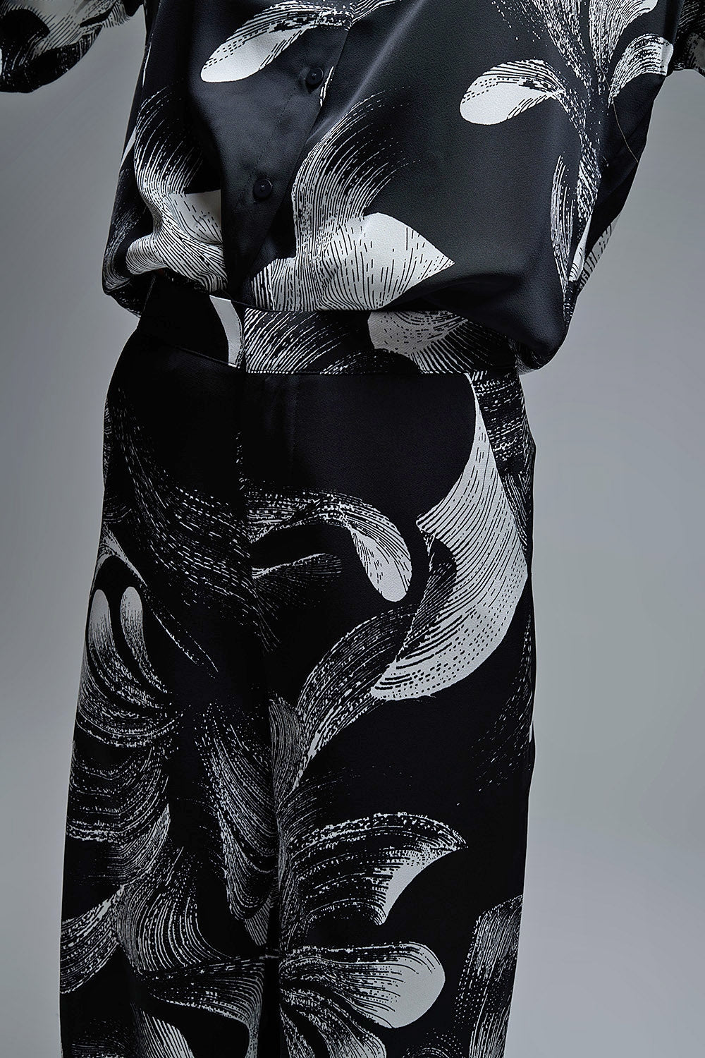Elegant Printed Black Wide-Leg Pants in satin fabric