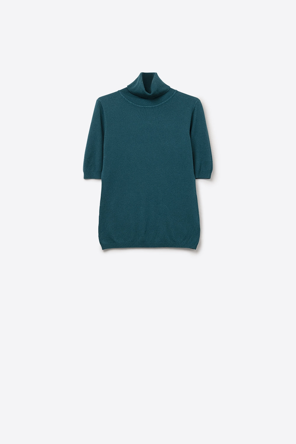 Q2 Fine knit sweater in green with a high neck and elbow-length sleeves