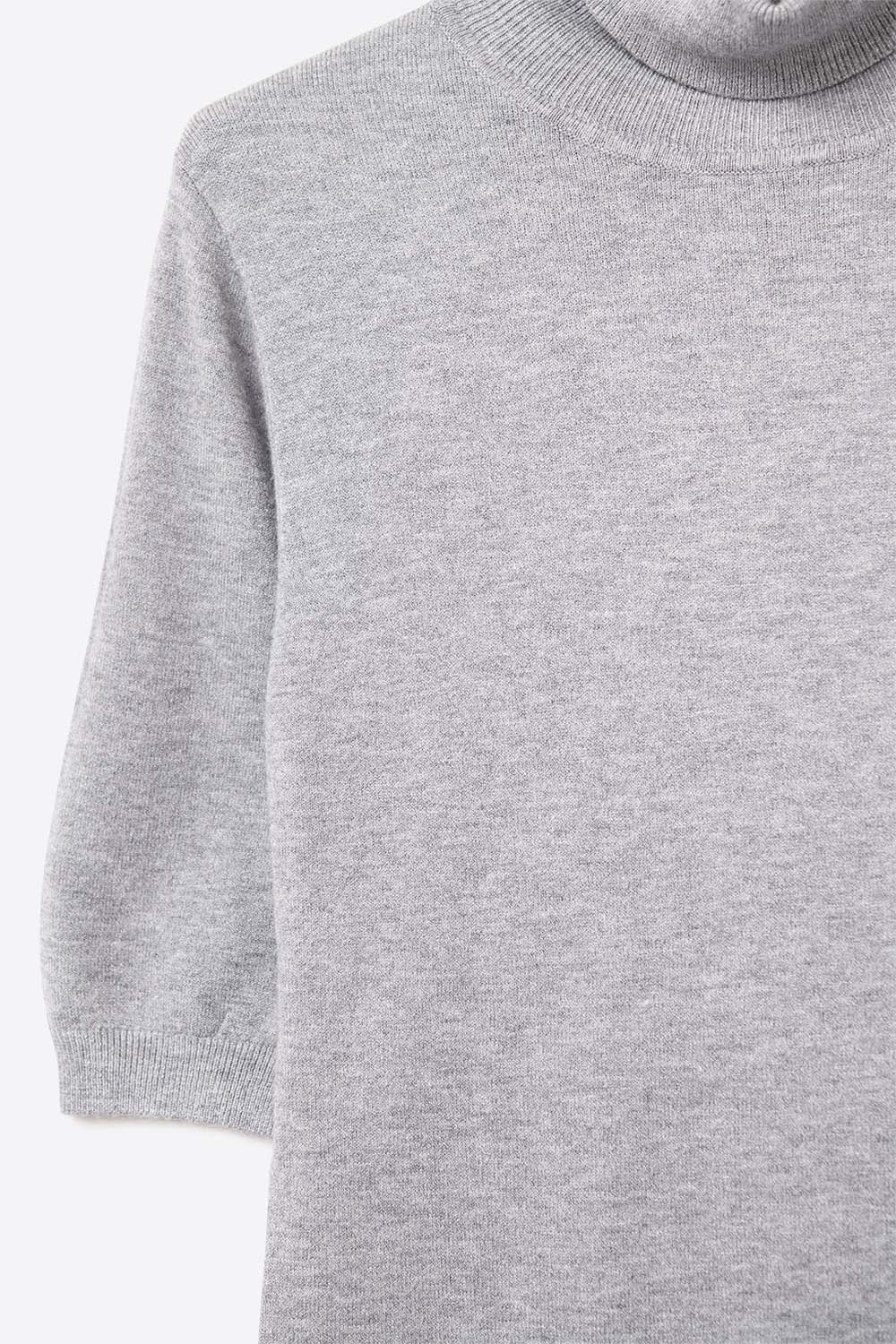 Fine knit sweater in grey with a high neck and elbow-length sleeves