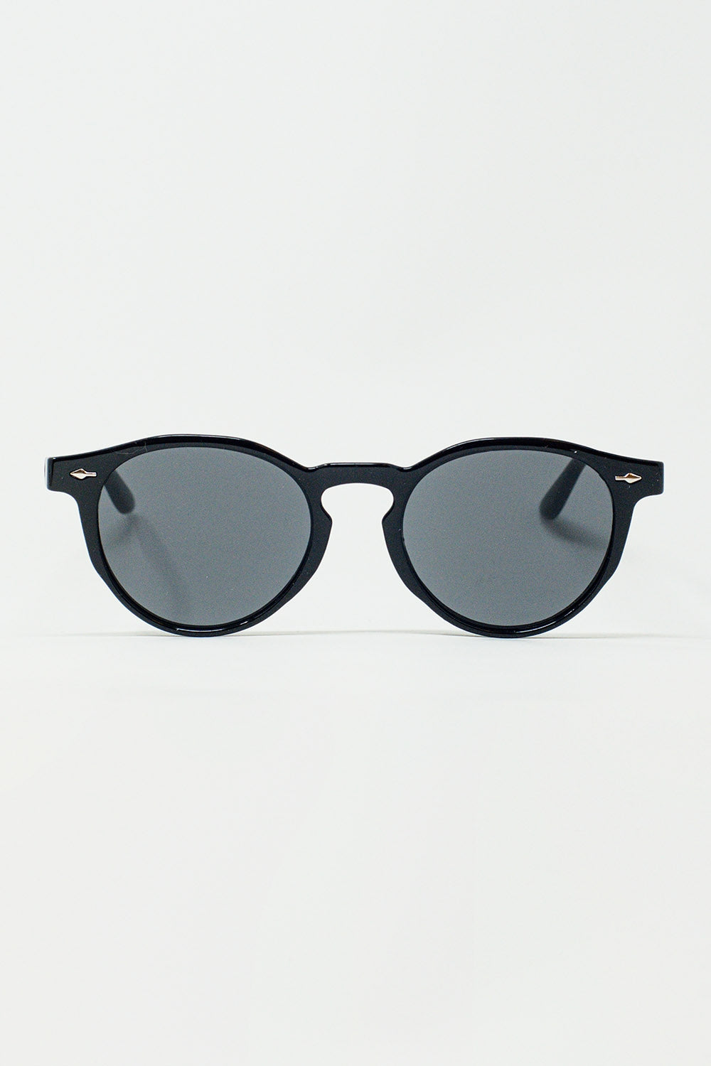 Q2 Retro Round Sunglasses With Smoke Black Lens in Black