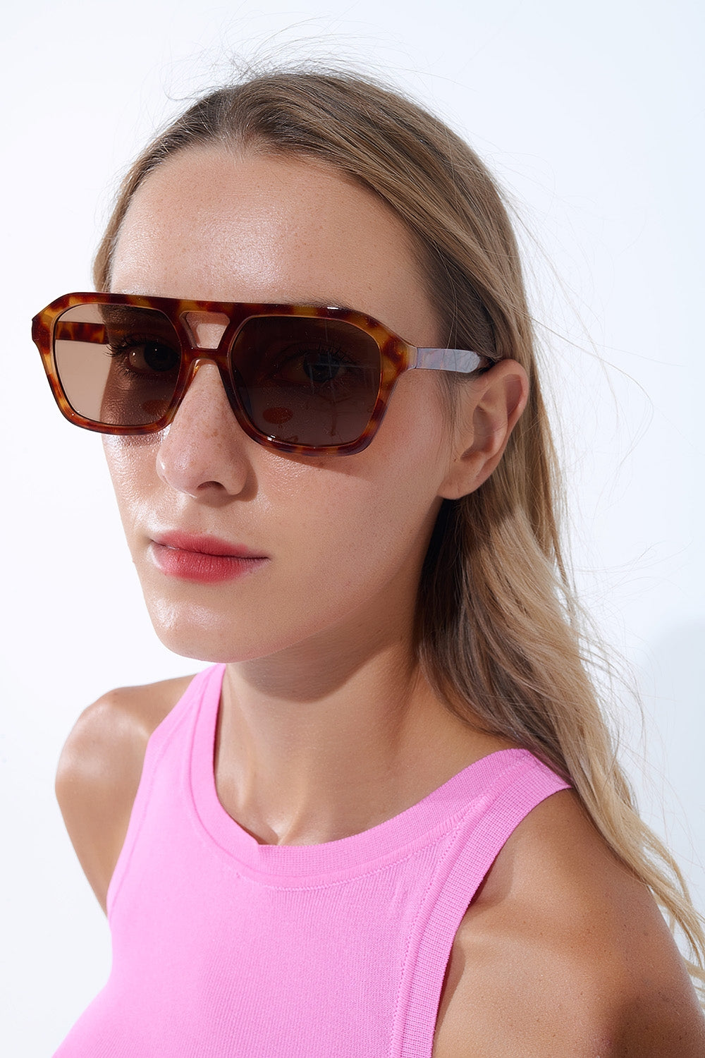 Q2 Retro Style Sunglasses with camel Tortoise Shell frames and black lenses