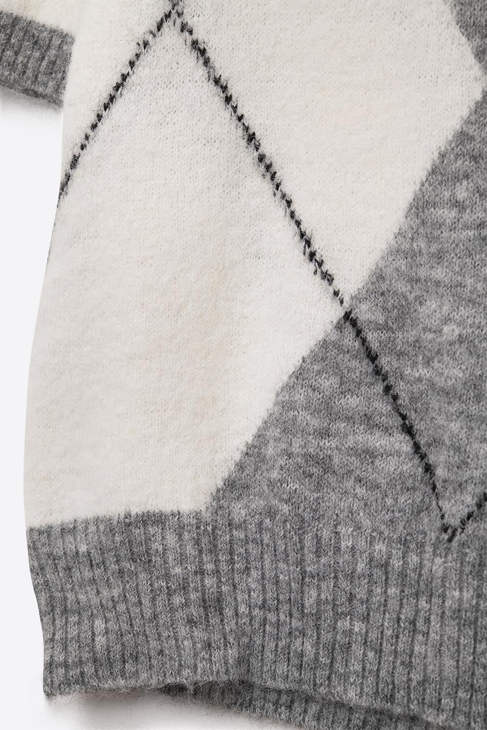 short-sleeved sweater with diamond print in grey and white