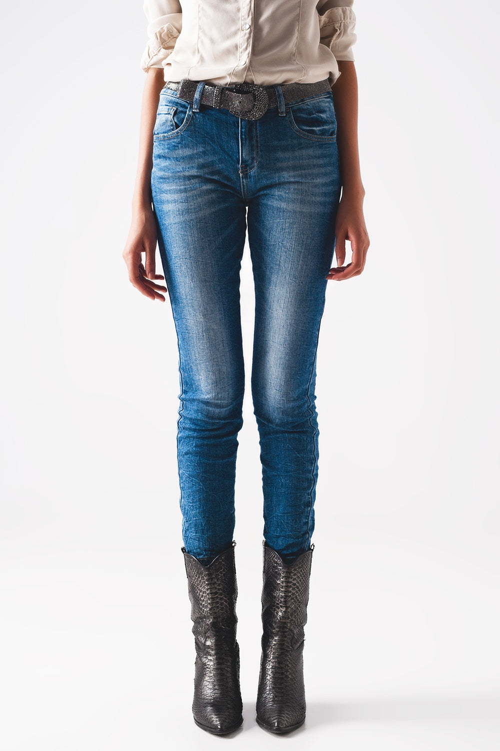 Skinny jeans in distressed blue