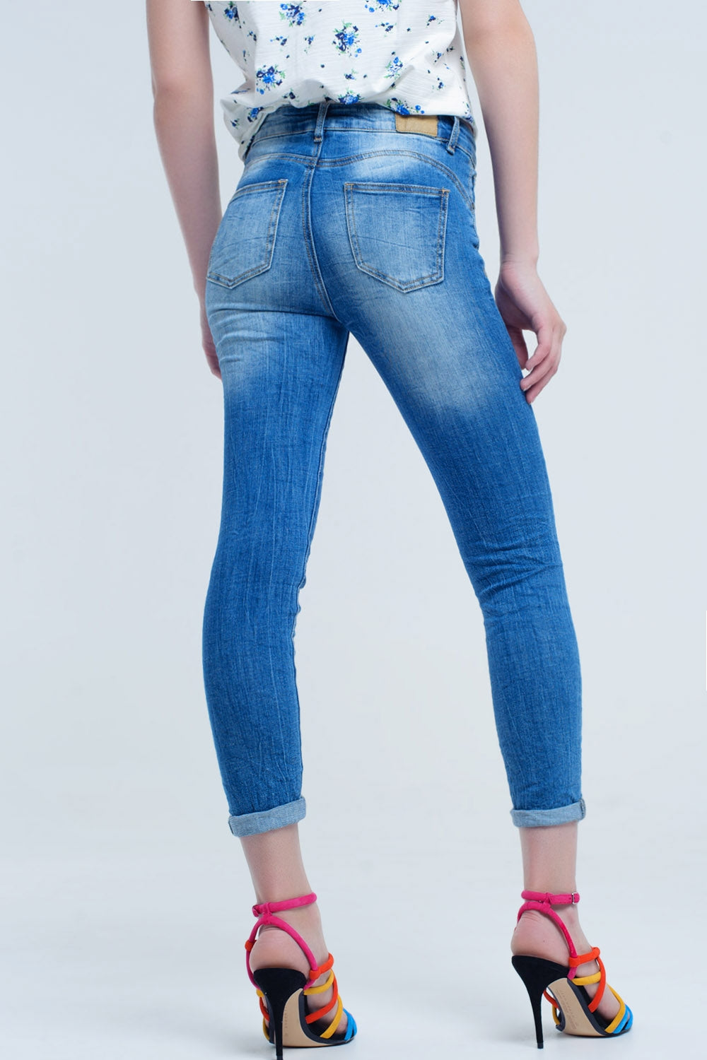 skinny jeans with worn color and wrinkles