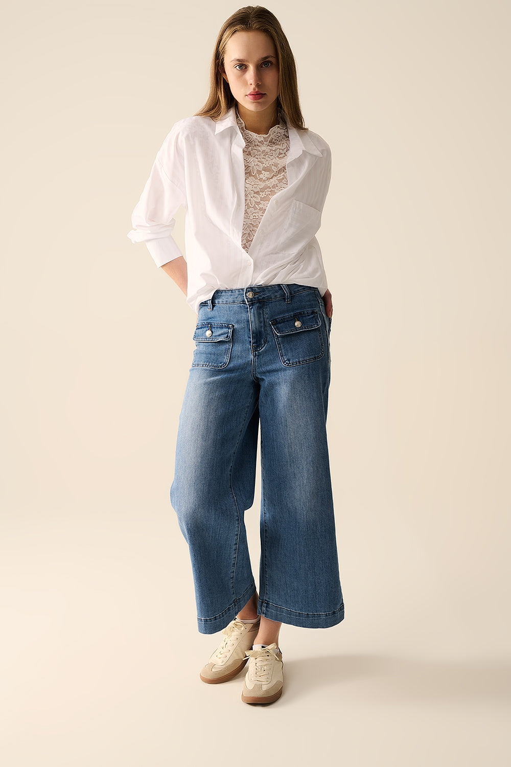 Straight jeans with back pockets at the front