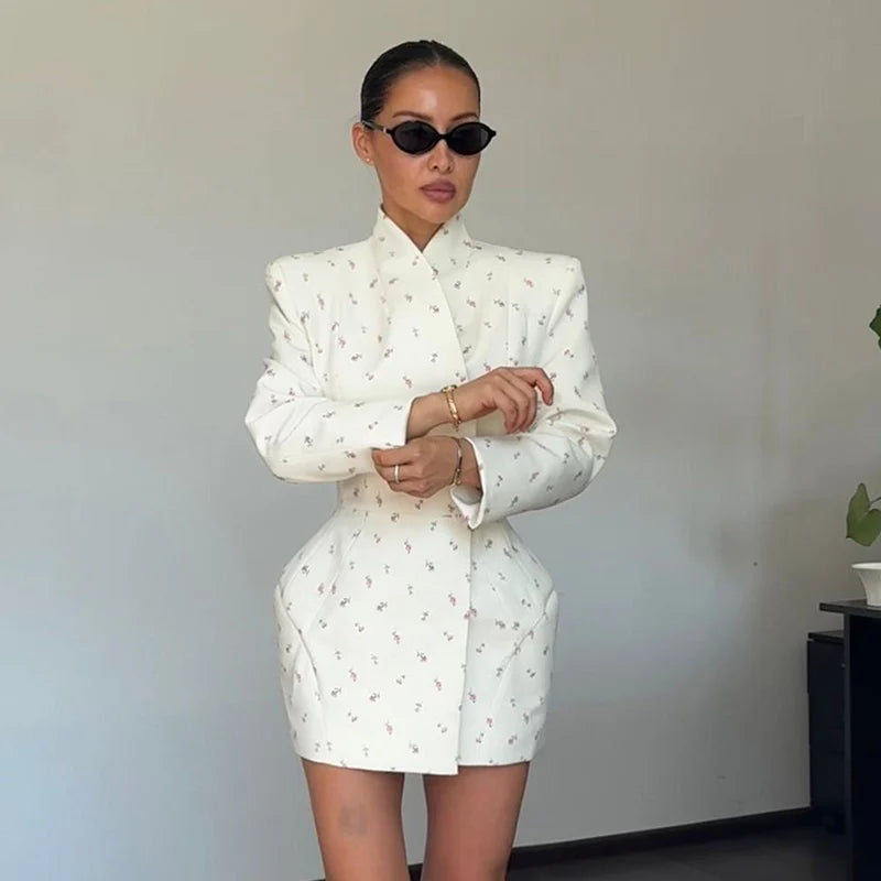UNIKCOSA’s 2025 White Floral Blazer — Waist-Cinching Shoulder Pad Jacket