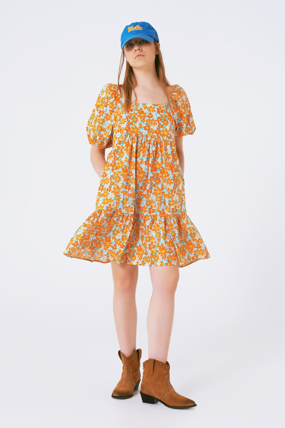 Vestido corto amplio estampado de flores y mangas abullonadas