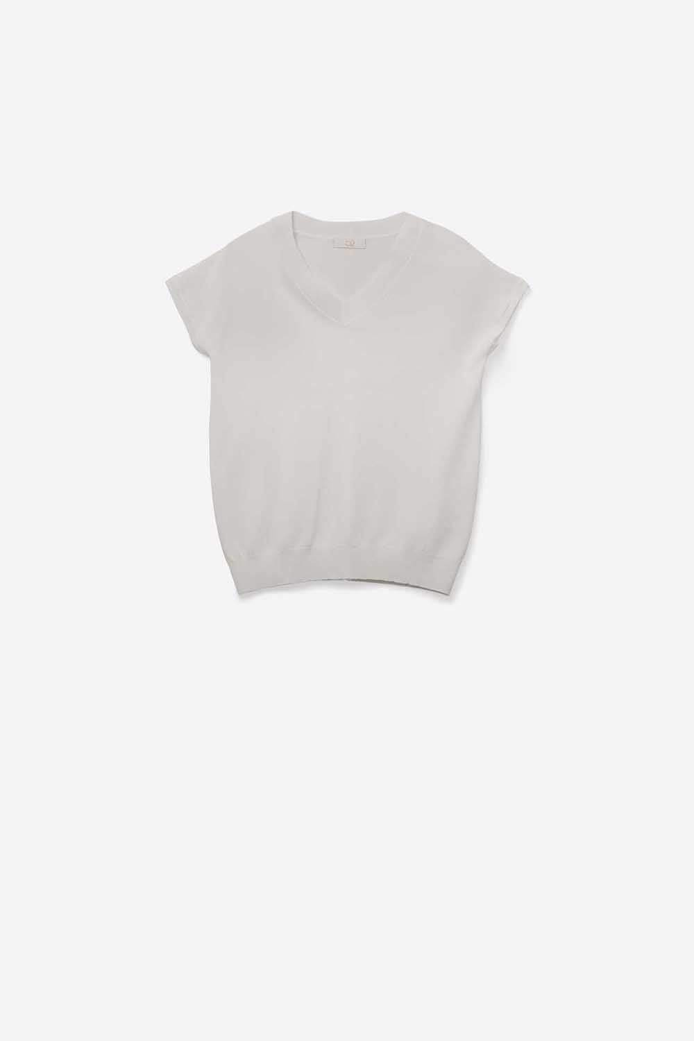 Q2 White lightweight knit V-neck sweater with short sleeves
