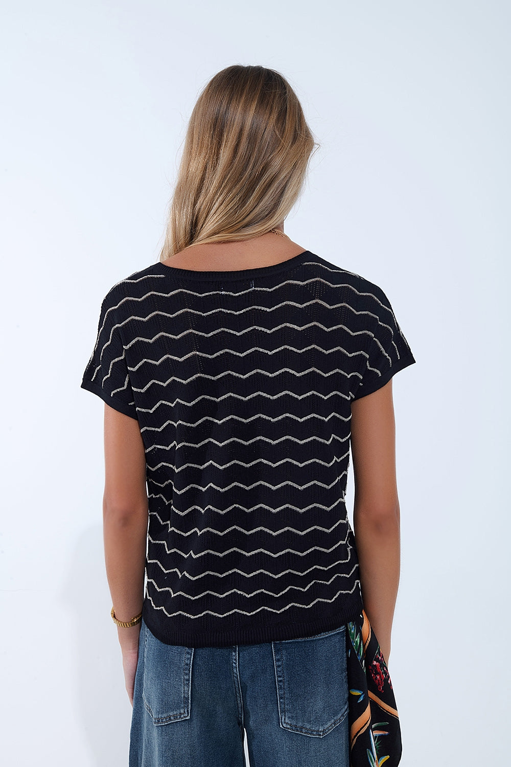 Zigzag V-Neck Knit sweater with dropped sleeves in black